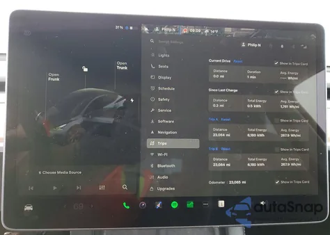 2025 Tesla Model Y z USA, uszkodzony, nr VIN 7SAYGAEE9SF264253